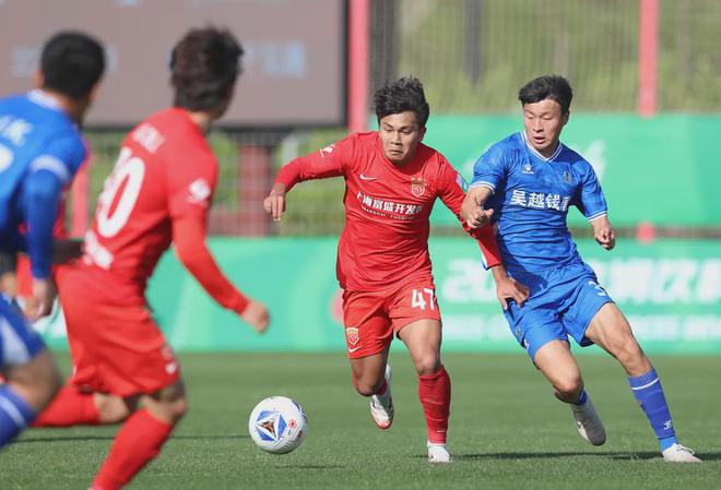 19歲新星首秀破門(mén)：爭(zhēng)議背后的中超跳板，能否復(fù)制王鈺棟的逆襲？