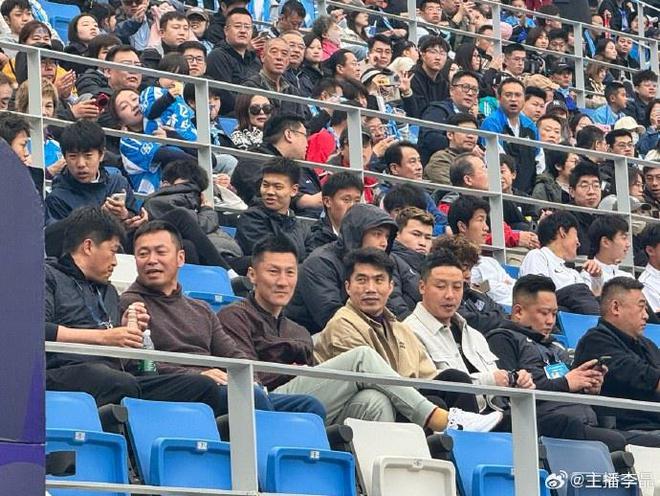 鄭智、陳濤、周挺等名宿現身梭魚灣，觀看大連英博vs北京國安