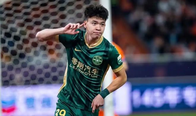 国安队3-1，申花4-0，蓉城4-0，中超争冠形势：泰山队成背景板