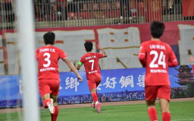 进国足有戏？21岁向余望8场8球！率重庆5-1重创广州豹，7连胜领跑