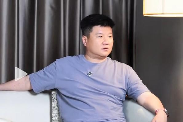 李金羽：踢球时逮谁跟谁干；当教练“社恐”，大喊大叫没用