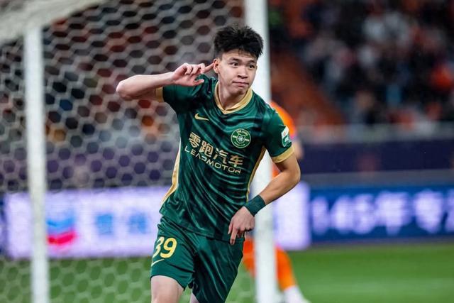 18岁领跑中超射手榜！王钰栋距离国足首发还远吗？