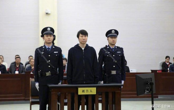 20年！揭秘李鐵監獄生活：剃光頭+早6晚9 能踢球能看國足比賽