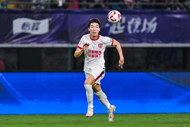 津媒：元敏誠將韓鵬飛按在板凳上，不知伊萬是否可將其招入國足