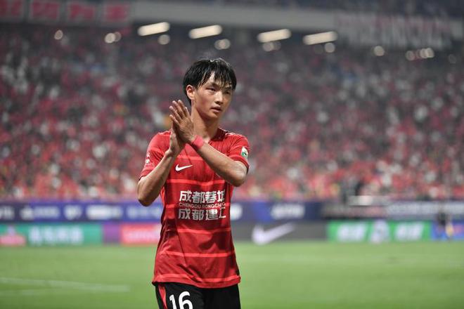 北青體育介紹楊明洋：身體略顯單薄，但韌勁十足且善于動腦子