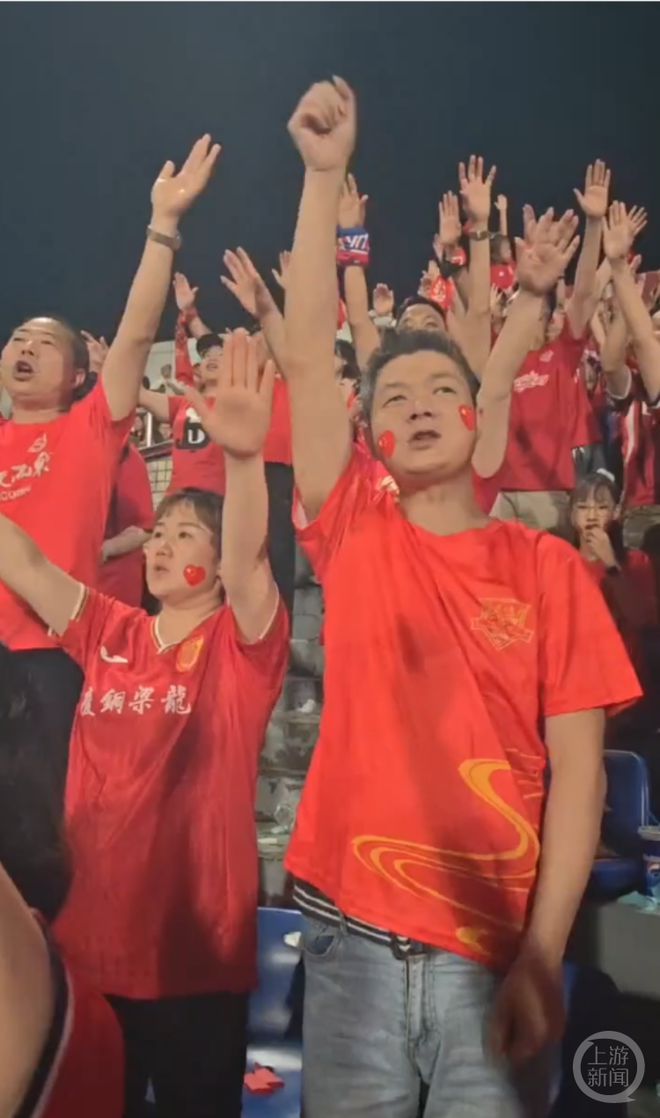 他用耳朵“看”比賽：重慶41歲視障患者通過6月國足主場觀賽球迷選拔，希望彌補錯過亞洲杯遺憾