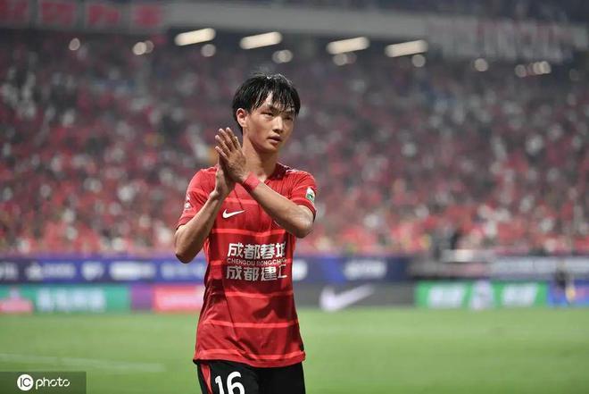FIFA公示蓉城中场杨明洋完成会籍转换 可代表国足出战