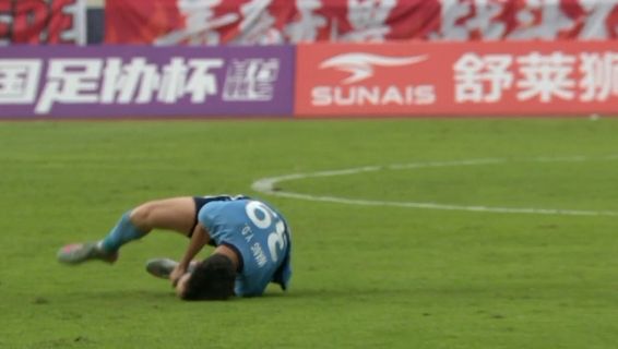 国足遭暴击？王钰栋足协杯伤退！遭侵犯痛苦捂左膝，16天后战印尼