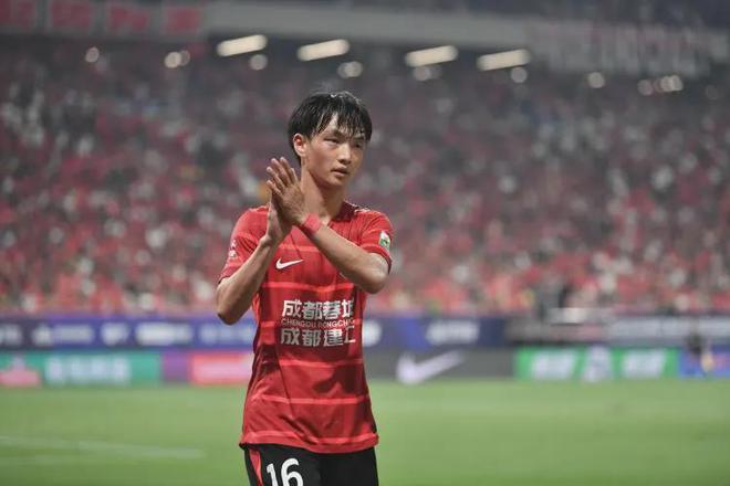 杨明洋归化终落地！国足中场能否借“瑞士铁闸”破解18强赛困局？