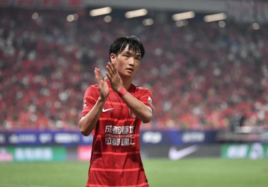 期待你的表現(xiàn)！蓉城中場楊明洋首次入選國足大名單