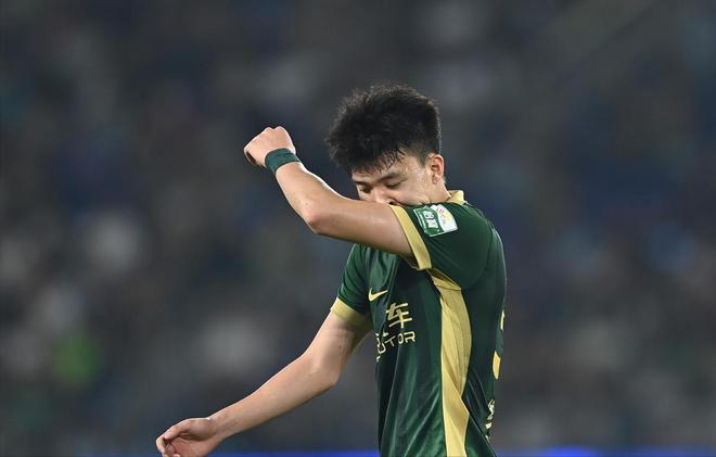 遭广州球员铲伤，伤人者险遭网暴，王钰栋赛后回应，可出战18强赛