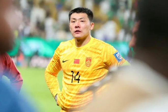 名记预测国足生死战首发：王大雷替补 3归化坐镇中后场