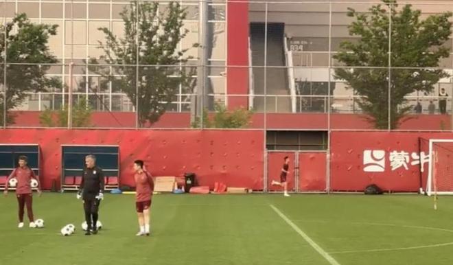 记者：武磊、刘若钒、汪士钦暂未参与国足合练，在另一边进行恢复