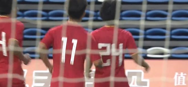 U16國足夢幻開局！何思凡7分鐘閃擊，單刀吊射破門，鄺兆鐳送助攻