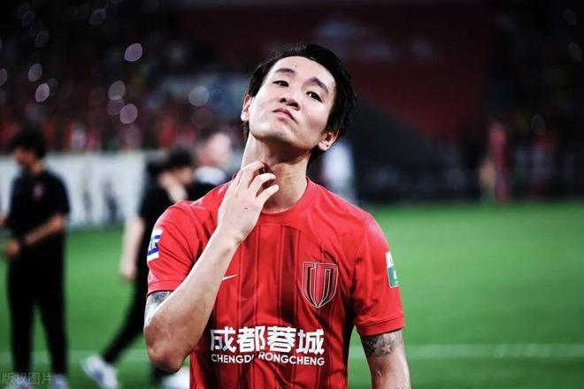 國足生死戰前韋世豪遭網暴！球員霸氣回應：魯能一毛沒少拿過
