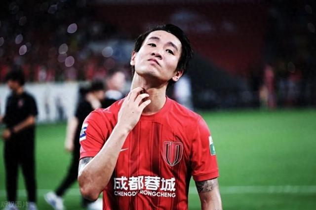 国足大敌当前，韦世豪突遭网暴！球员霸气回应：鲁能一毛没少拿过