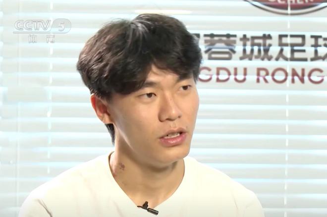 胡荷韬：一对一很难抢下韦世豪的球，古尔芬克尔会教我停球