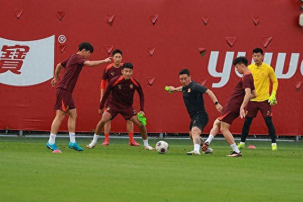 18强赛｜国足忙＂寻枪＂ 王钰栋尝试向中路位移