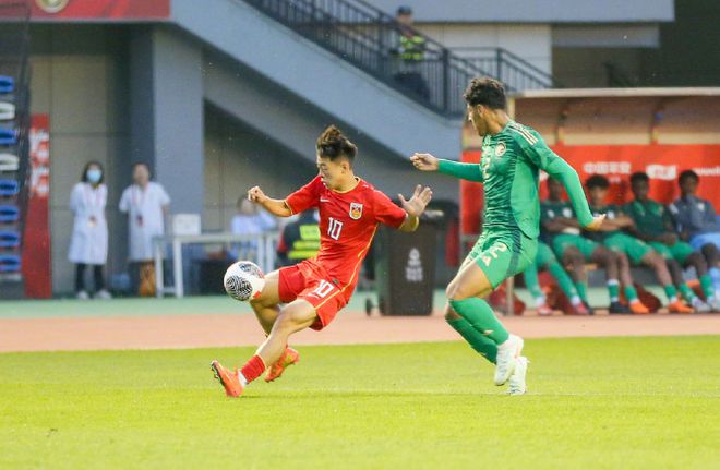 U16國足夢游半場！門將兩次超巨失誤，張君豪飛鏟染紅