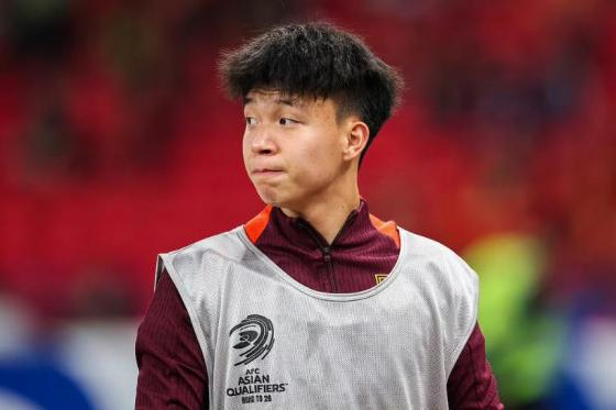 韓媒：中國足球走到懸崖邊，命運掌握在18歲的王鈺棟身上