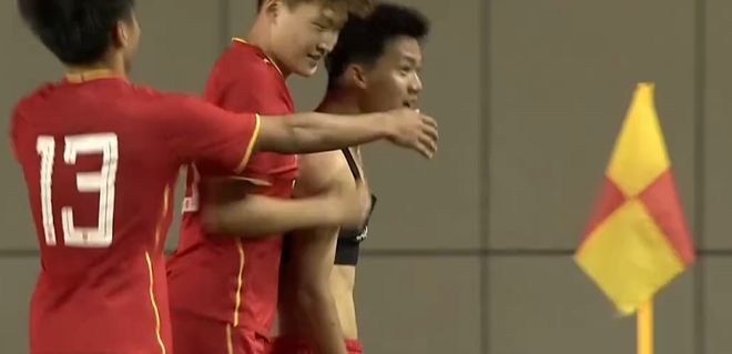 U16國足連入3球！梁仕宇兩連殺，激動脫衣慶祝，謝晉再送助攻