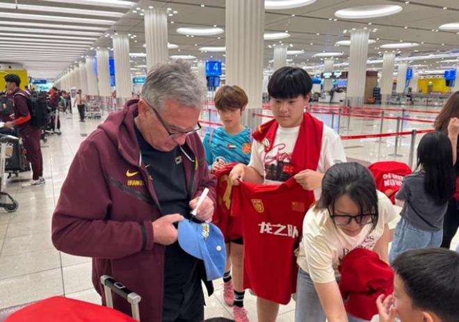三王炸首发！王钰栋搭档张玉宁，后腰不硬还得拉！刘殿座差在哪？