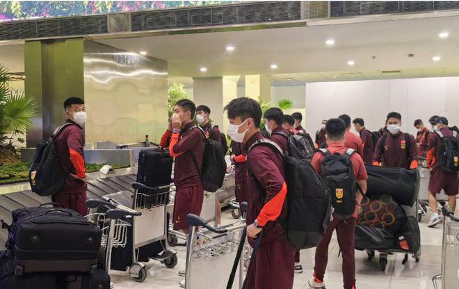 飞行6小时+足协2位主席陪同，国足深夜抵达印尼，3天安排2场训练