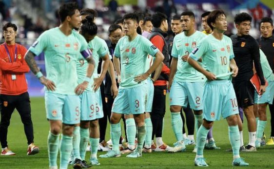 一场0-1，国足赛前遭重创！日本放水输澳洲，中国队没踢就选了
