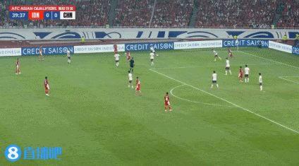 国足客场0-1落后印尼！VAR介入认定杨泽翔犯规，罗梅尼点射破门！