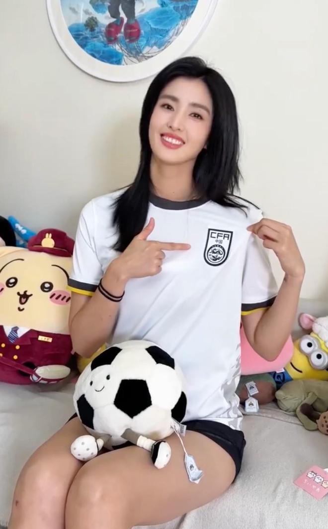 赵丽娜为国足加油：越到紧张的时刻越要站在国足身后