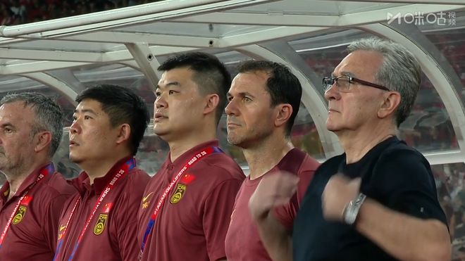 真不急？最后阶段国足在后场玩倒脚+失误连连：韦世豪2次拿球被断
