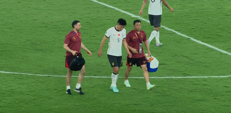 國(guó)足做出最后一個(gè)換人調(diào)整，魏震換下受傷的朱辰杰