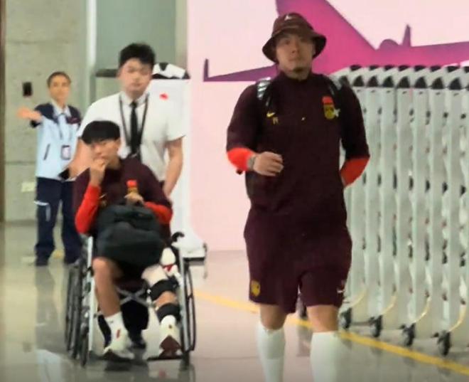 国足抵重庆：大量球迷仍痴心接机！王钰栋受热捧，王大雷挥手致意