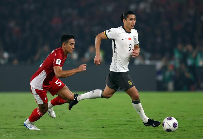 半場0-1，中國隊陷入絕境，楊澤翔送點釀苦果，世界杯夢想難了