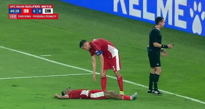 0-1！國足半場被壓制，申花二將發(fā)揮欠佳，先送黃牌，后送點球