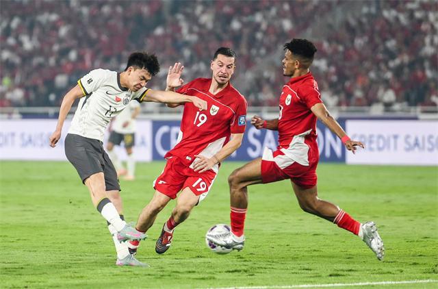 国足不败才怪！出局前5分钟，仅0-1落后印尼，国脚们却现丢人举动
