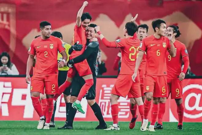 44分25秒！印尼点球王大雷判错方向，国足0:1命悬一线