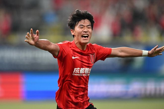 辣眼！国足球员无人盯防，停球3米开外，直接停出界，不输才怪