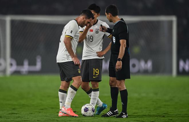 0-1！38年纪录被破，国足提前出局，遭争议判点，王钰栋屡造威胁