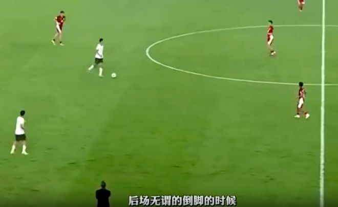 孫繼海崩潰無語！最后5分鐘國足踢大爺球：后場倒腳 傳球直接出界