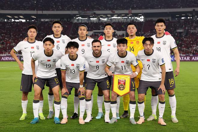 争议？国足后防2主力伤退却补招2前锋 1位置剩1人：杨泽翔锁首发