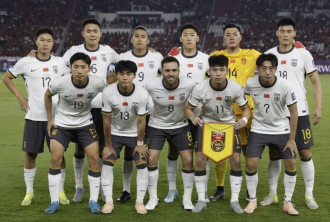 國足0-1落后，有人卻散步下場！隊醫拽都拽不動，這一幕讓人心塞