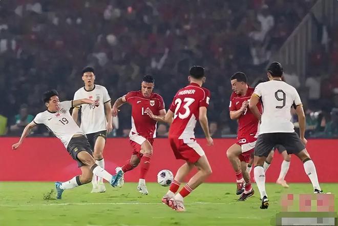 国足输给印尼后，球迷遭印尼球迷殴打侮辱！场上不行场外也不行？