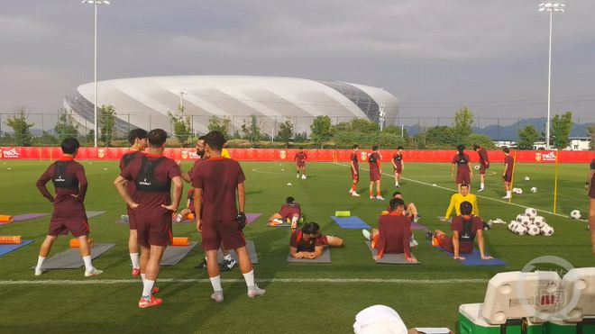 国足开启来渝首场公开训练，国脚林良铭强调：全力以赴争取胜利