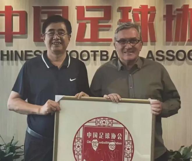国足换帅3大人选浮现！10年9任主帅战绩刺眼，宋凯里皮摊牌了