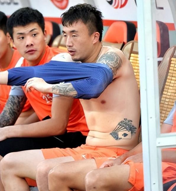 苏超张聘脱衣秀身材，国足体型捂不住了，这样身材拼抢能行吗