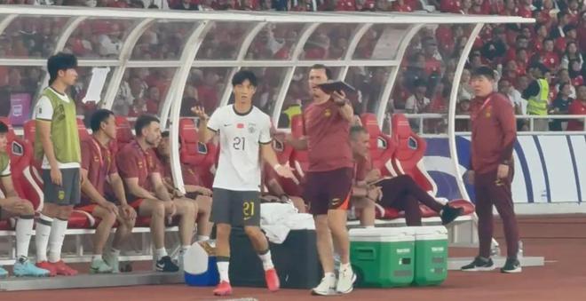 反转！国足3次换人乌龙原因找到，媒体人还原真相，真不怪伊万？