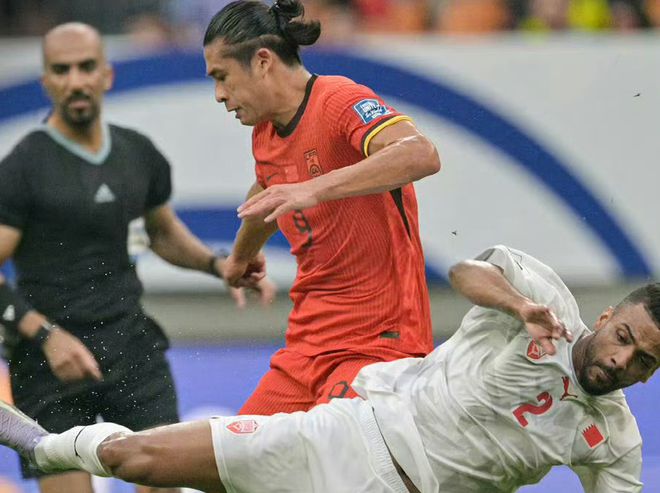 1-0！中國男足點球準絕殺，王鈺棟破門立功，18強賽拒絕小組墊底