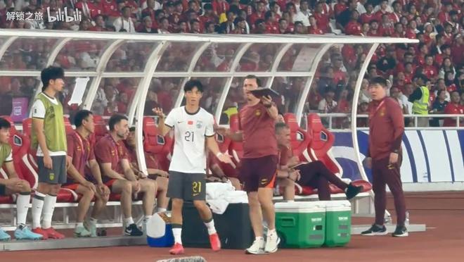 媒體人：國足換人“認(rèn)錯人”是溝通失誤，后面是受傷改變換人策略