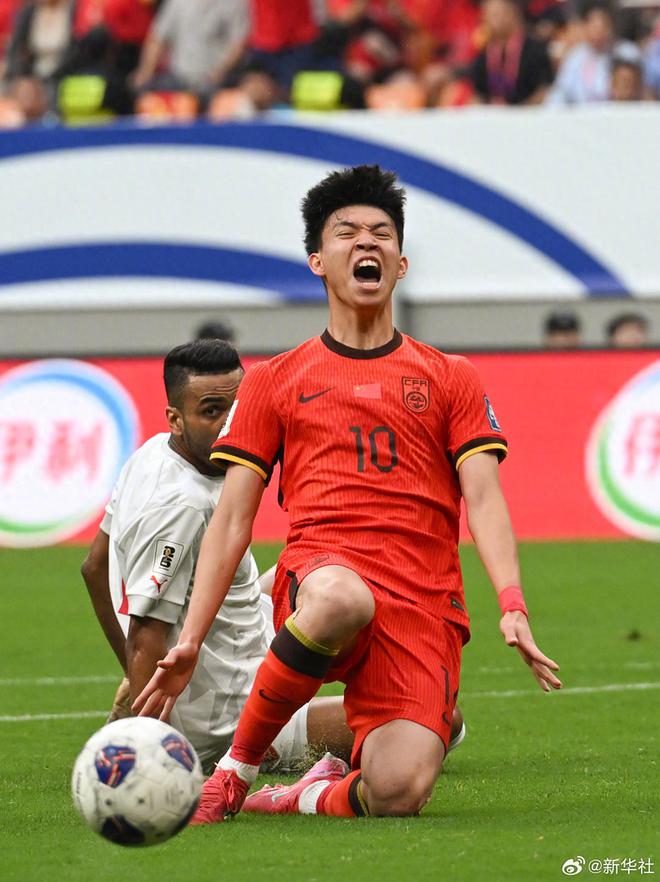 王鈺棟點(diǎn)球1-0絕殺巴林，國足3勝7負(fù)倒數(shù)第2，王大雷4人或?qū)⒏鎰e
